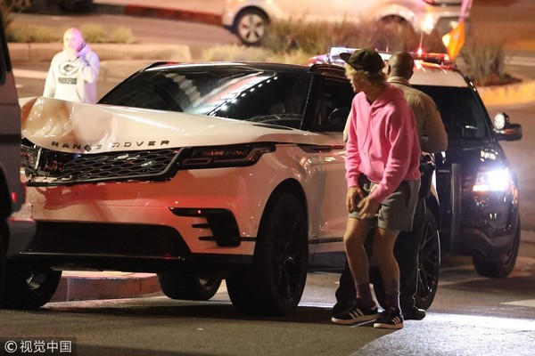 小賈車關不斷,黑色 SUV 也遭殃車頭毀損嚴重