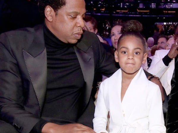 看不下去 Beyoncé 和 Jay-Z 的親密畫面，Blue Ivy 害羞的反應太逗了！