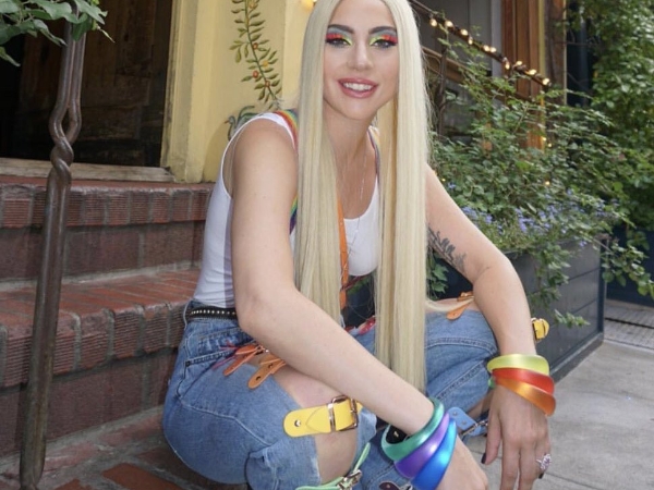 她真的又帥又美！Lady Gaga 彩虹眼影加彩虹裝　紐約力挺同志大遊行！