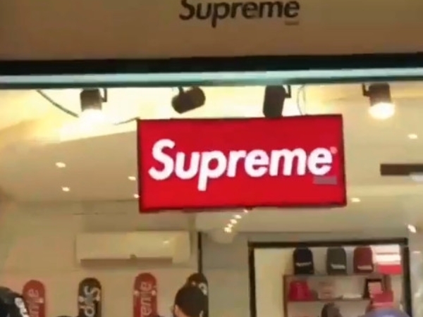 歐洲遊玩必潮聖景點之一！一窺巴塞隆納 SUPREME 旗艦級專賣店內部