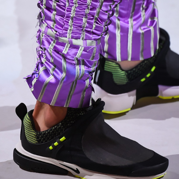 不讓 sacai 的解構拼接設計專美於前！巴黎時裝周上 CDG 與 NIKE 的聯名新作也話題十足