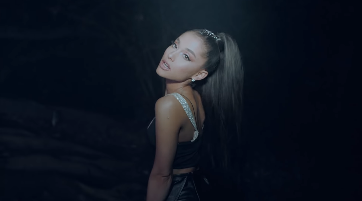 Ariana Grande 新歌攜手 Nicki Minaj 卻失利？〈The Light Is Coming〉被罵爆：「慘不忍睹」！