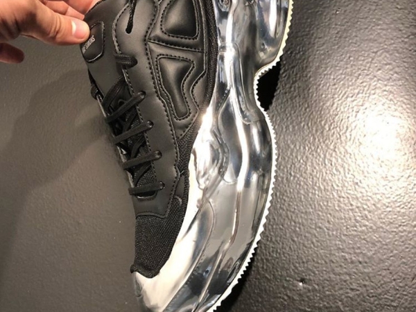 老爹鞋金屬加持！最新 Raf Simons x adidas Ozweego 前衛華麗搶先亮相