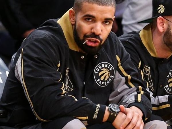Drake 被爆料後用新歌承認已成人父 與色情女星意外生下一個兒子!