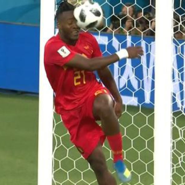 超搶戲！比利時對戰英格蘭進球後，踢球反彈中臉被英國媒體狂酸