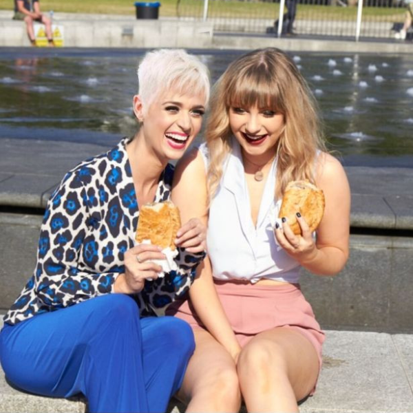 凱蒂佩芮和泰勒絲相見歡合照還一起逛街？原來是粉絲超強大模仿！