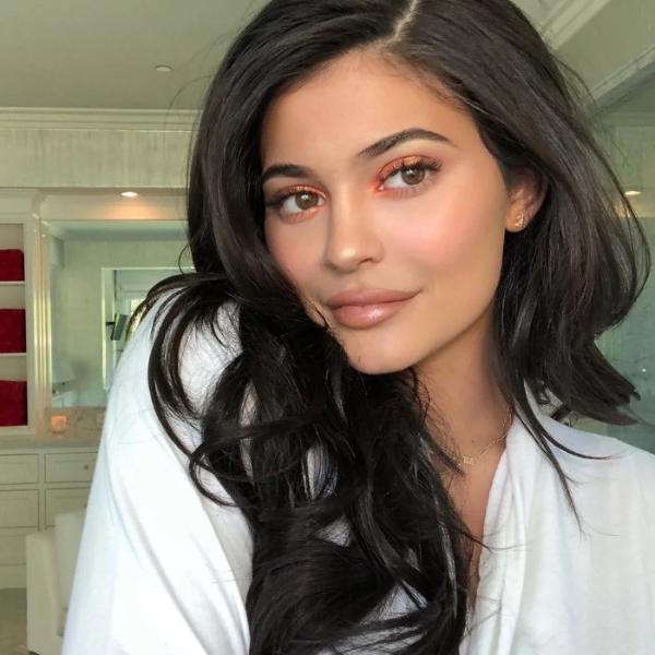 Kylie Jenner 教你怎麼畫出「超完整」歐美網紅妝！超過 30 個步驟網美真難當