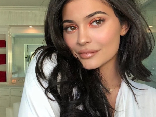 Kylie Jenner 教你怎麼畫出「超完整」歐美網紅妝！超過 30 個步驟網美真難當