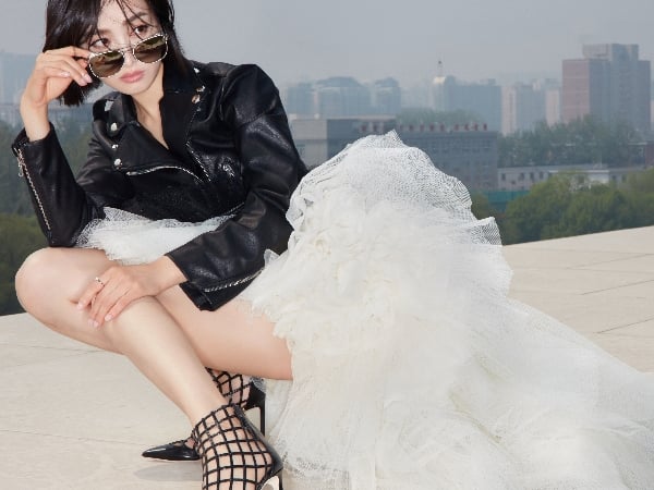 被《Vogue》評為世界上最會穿衣的女人之一！宋茜穿上 JIMMY CHOO 真的是絕美！