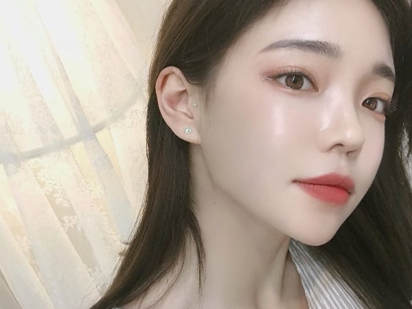 媽阿！怎麼「油光煥發」？這 3 個「隨攜式吸油蜜粉」，一壓立即去油光！
