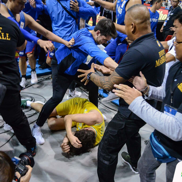怒！世界男籃資格賽菲律賓、澳洲打群架史上最激烈，12 名球員遭驅逐出場！
