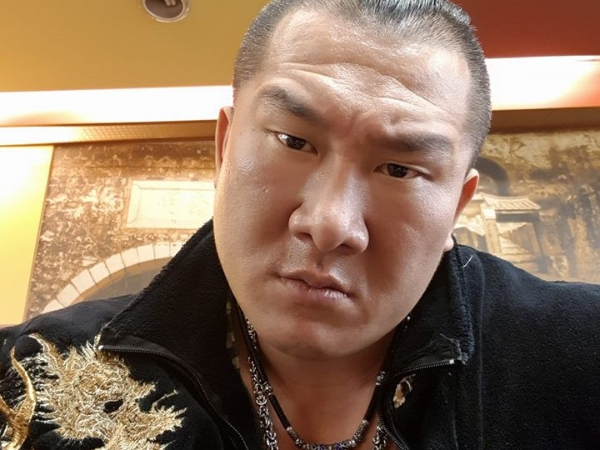想不到吧！霸氣鐵漢18歲青澀照出土　網驚嘆：「館長」竟然也走過偶像路線？