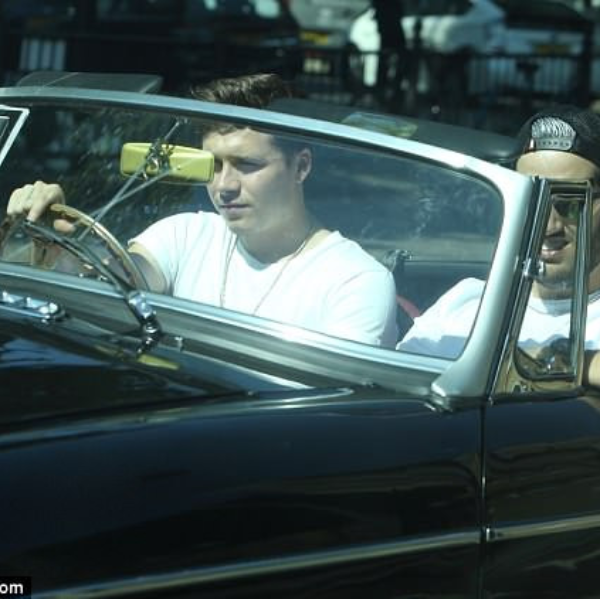 19 歲布魯克林再開 MG  敞篷車帥氣出門　拿到駕照一年多來就開出 5 台名車！