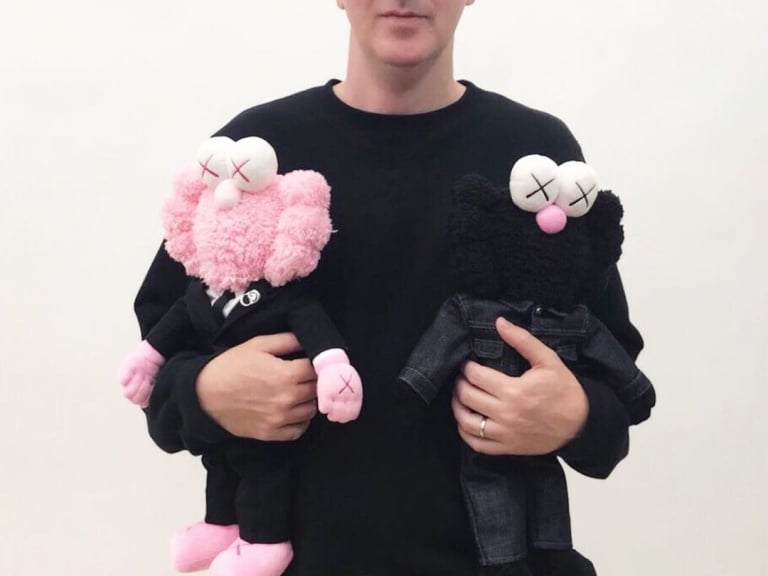 沒在開玩笑！Dior X Kaws 出現在 Stock X 竟要天價 427 萬美元！  網友：這價錢已經可以買房了⋯⋯