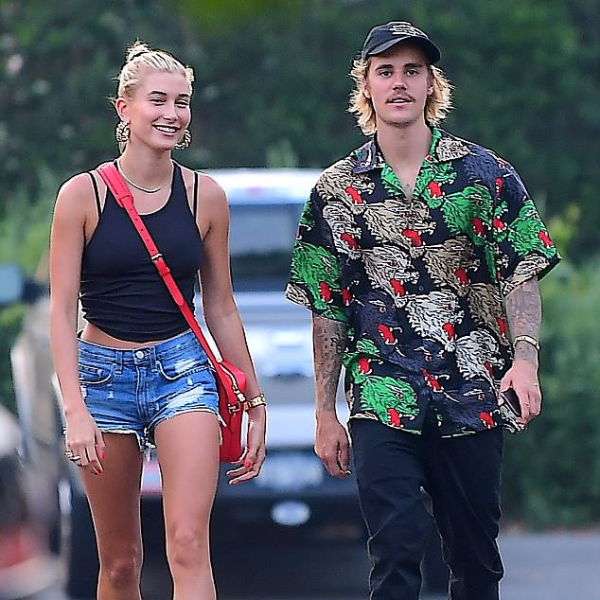 香車美人戲碼再次上演，小賈這次換開這台跑車與海莉約會超滿足！