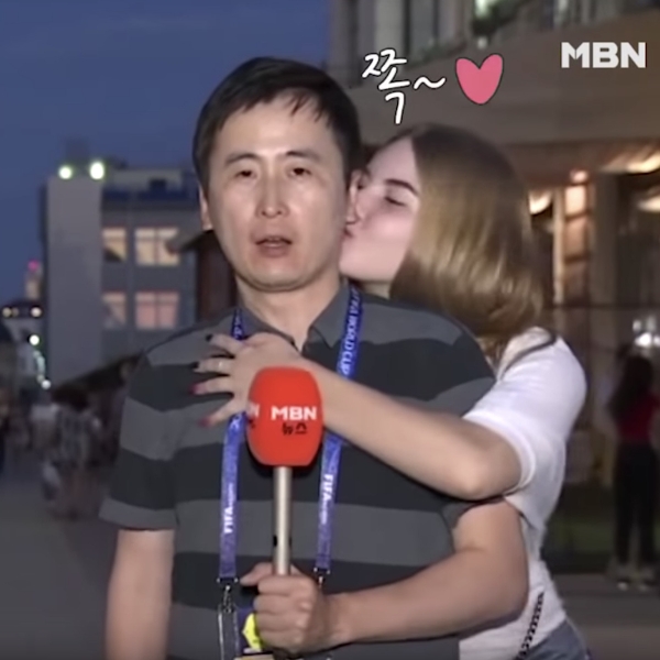 〔2018世足賽〕韓國記者世界盃現場連線，被俄羅斯美女偷親喜悅都在臉上！