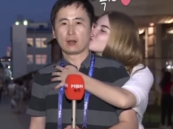 〔2018世足賽〕韓國記者世界盃現場連線，被俄羅斯美女偷親喜悅都在臉上！