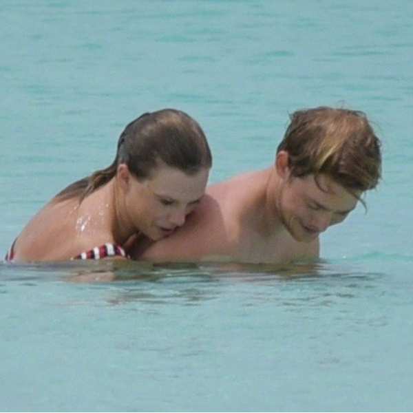 泰勒絲泳裝與男友喬艾文海邊渡假　網友笑：這胸圍不是我熟悉的 Taylor！