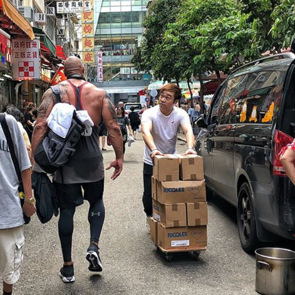 身高 196 公分巨石強森健壯肌肉突然現身街頭　香港路人真的都看呆了！