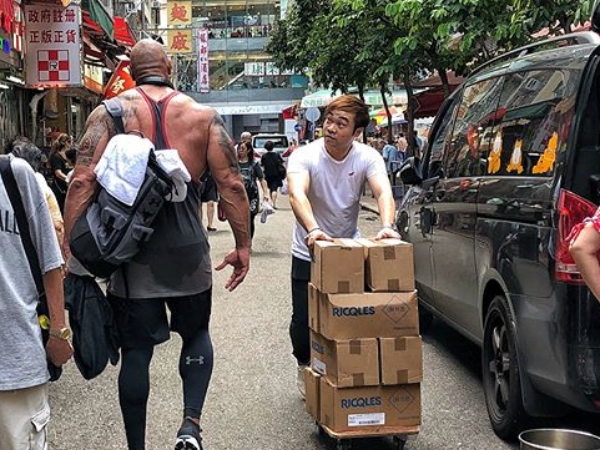 身高 196 公分巨石強森健壯肌肉突然現身街頭　香港路人真的都看呆了！