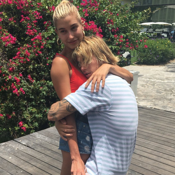 粉絲搶拍當紅明星情侶照　小賈斯汀大膽直接貼在海莉鮑德溫胸上放閃！