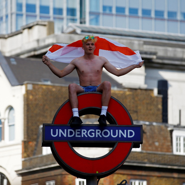 〔2018世足賽〕英國足球流氓再現？贏瑞典後球迷大鬧 IKEA、破壞計程車