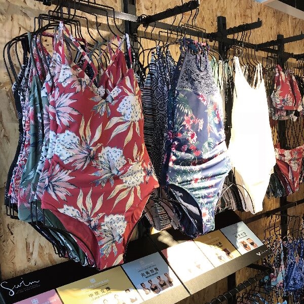 QUIKSILVER & ROXY夏日快閃店在這裡！引進比基尼版型、衝浪褲款指南 完美你的盛夏海灘風格