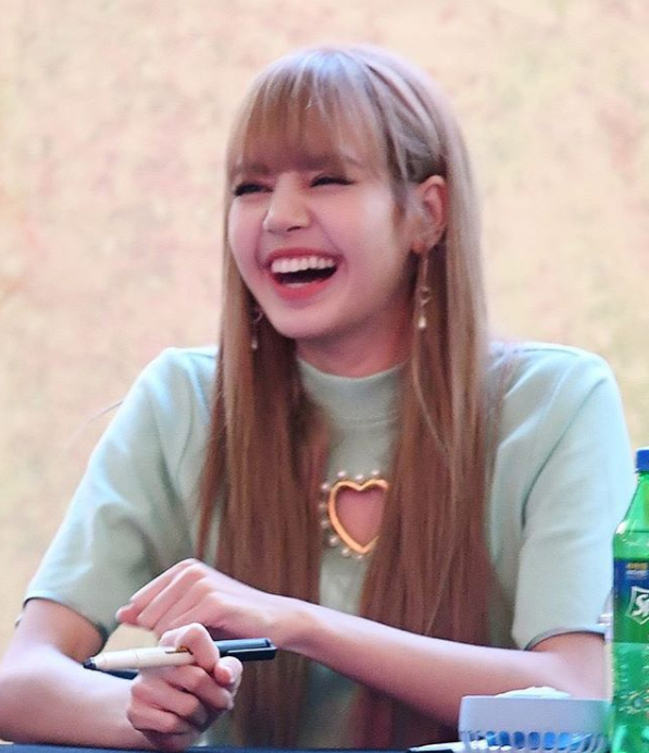 馬上賣光光!BLACKPINK Lisa 「胸口愛心裝」現身簽名會,粉絲大呼: 好愛她!