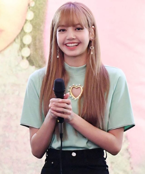 馬上賣光光!BLACKPINK Lisa 「胸口愛心裝」現身簽名會,粉絲大呼: 好愛她!