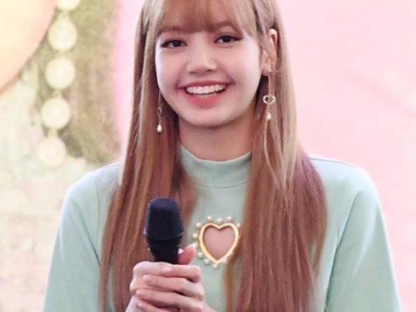 馬上賣光光！BLACKPINK Lisa 「胸口愛心裝」現身簽名會，粉絲大呼: 好愛她！