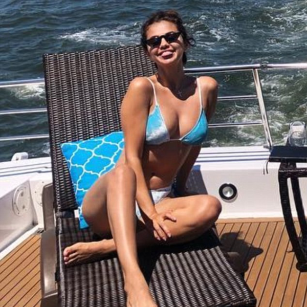 小賈宣告訂婚！賽琳娜開心渡假身邊還多了神秘帥哥　粉絲看見她的笑容就安心了！