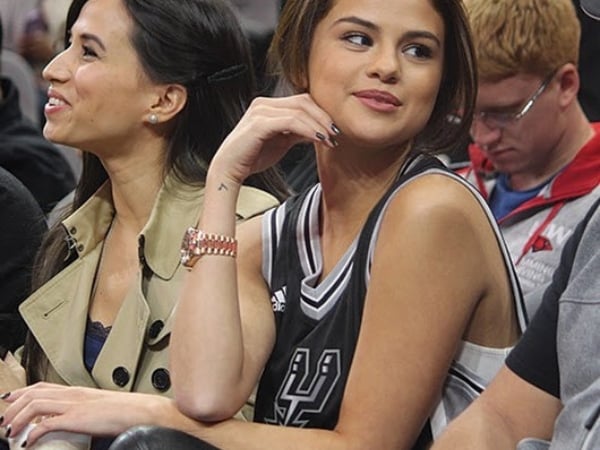 最死忠的美女球迷!賽琳娜超愛「NBA 馬刺隊」 坦言:雷納德要離開讓我感覺非常難過!