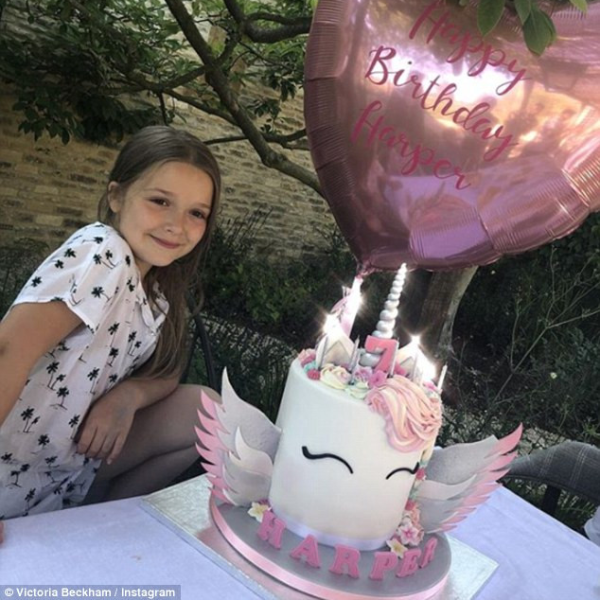 禮物是一匹馬！貝克漢開心為女兒小七慶祝 7 歲生日　哈珀已逐漸長成一位小美女！