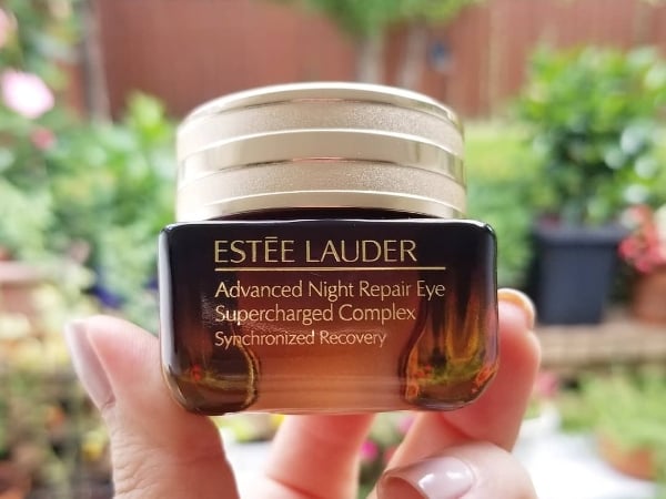 熬夜追劇也不怕！Estée Lauder「超能小棕眼」3 週淡化黑眼圈、細紋、眼袋就靠它！