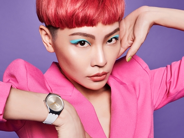 時尚、娛樂、文青各界ICON爆發單品！金屬薄錶SWATCH超顯品味，隨性駕馭都「脫魯脫單」！