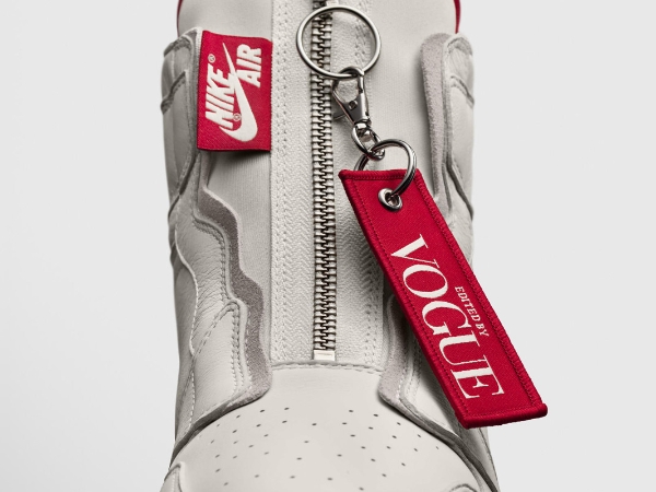 時裝圈核彈級聯名！「時尚女魔頭」Anna Wintour 不穿跟鞋改穿 Air Jordan X VOGUE ！