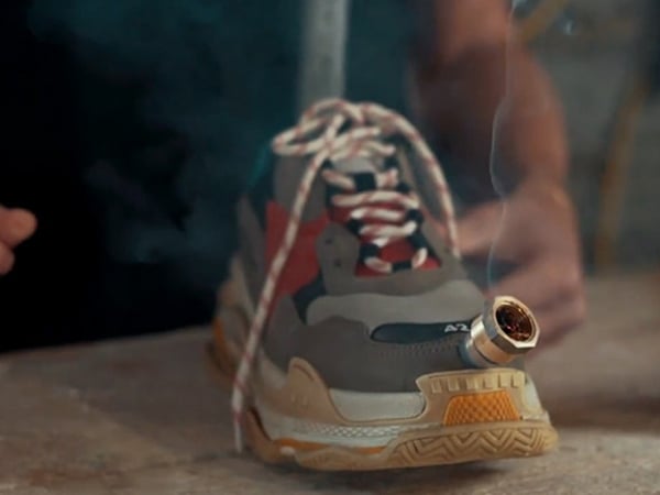 你一定沒看過這樣的球鞋改造！國外網友製作出全世界第一個 Balenciaga Triple S Bong ！