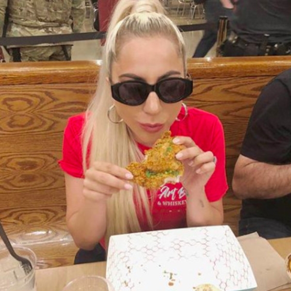 力捧爸爸新開的餐廳！女神卡卡化身調皮店員，在吧台後面跟主廚一起調酒