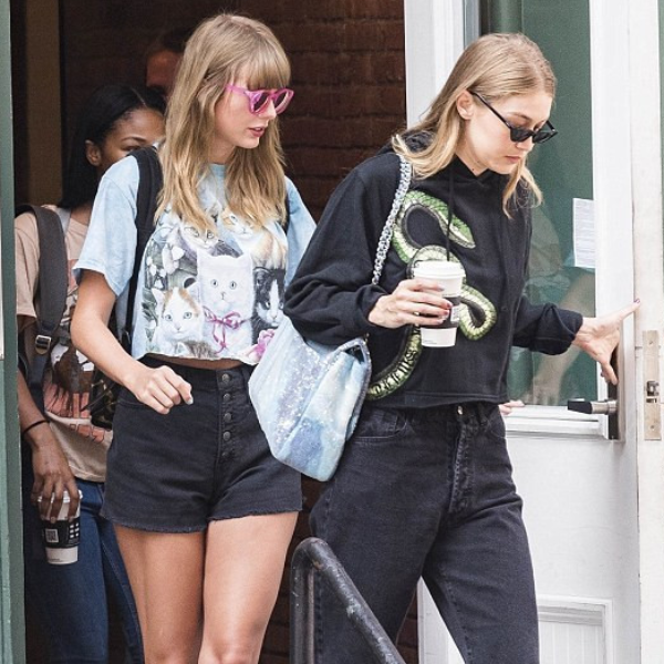 閨蜜久違團聚！泰勒絲與吉吉哈蒂德合體出門　天后以短上衣配短褲展現好身材！