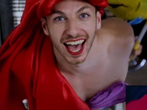 他以低成本 Cosplay「小美人魚」網路爆紅　每一個畫面都爆笑還原太精彩！