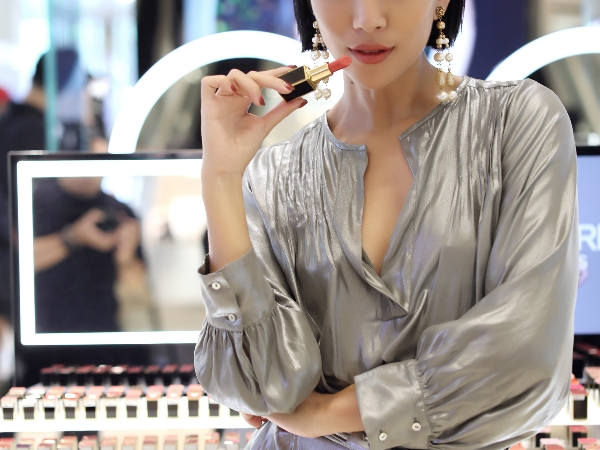 全亞洲首間太空概念櫃點於台中登場！連莫莉也激推的 TOM FORD 神級美妝品 TOP 3 大公開！