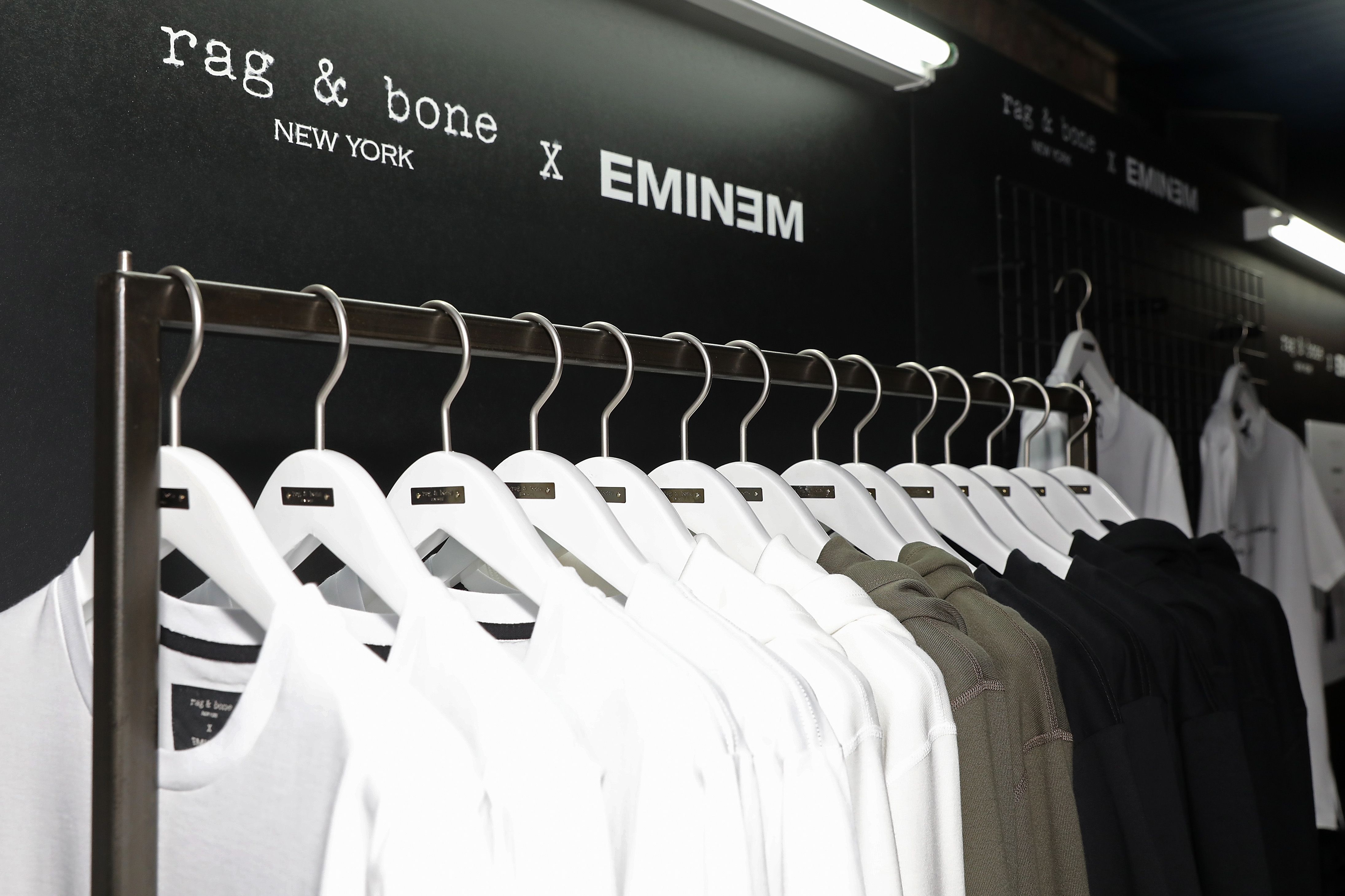 rag & bone 倫敦快閃店擠爆排隊人潮！全為了 Eminem 聯名系列而來「阿姆本人驚喜現身！」