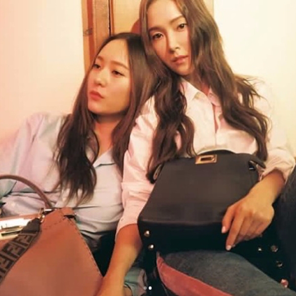 與孫芸芸同框後，「韓國最美姊妹花」潔西卡和Krystal 再為FENDI 拍攝時尚大片！