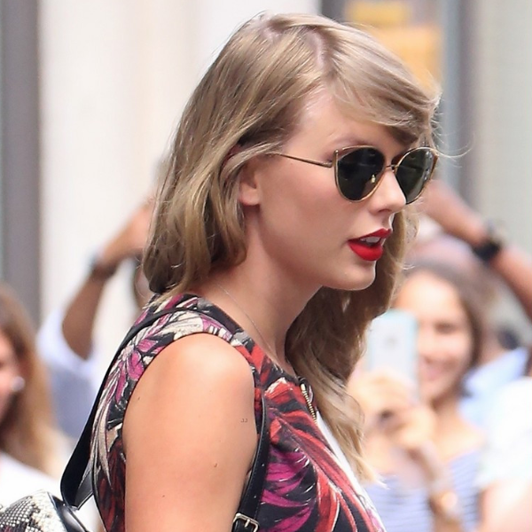 根本時尚教母！泰勒絲現身紐約街頭，女神又長又辣的腿超吸睛