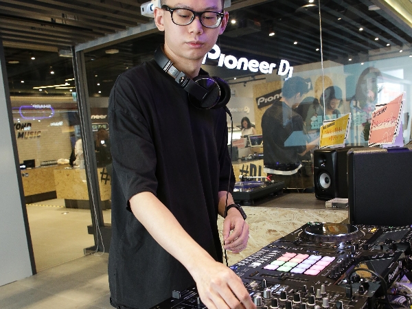 初新者也能玩混音！想學會刷小馬汀同款 DJ 盤　門檻其實沒有想像中高？