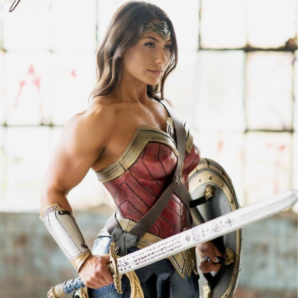 她用健美肌肉 Cosplay 神力女超人　網友：她一拳打過來我可能真的會掛掉！