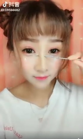 抖音內的美女不能相信!接近特殊化妝技巧讓外國人驚呆