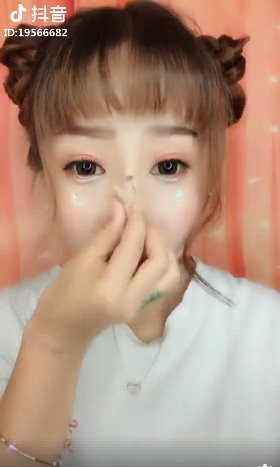 抖音內的美女不能相信!接近特殊化妝技巧讓外國人驚呆