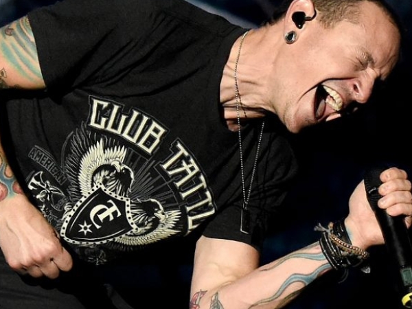 紀念聯合公園主唱 Chester：這五首歌來自 Linkin Park　是憂鬱症的救命歌曲！