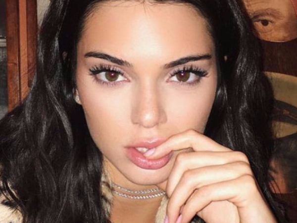 完美身材!第一超模Kendall Jenner 秀曲線,塗鴉包包很帥氣!